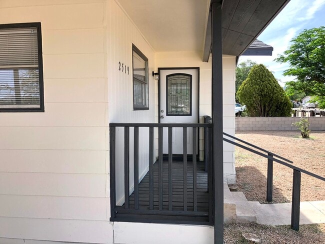 Building Photo - Cute 3 Bedroom Home on Large Fully Fenced Lot!