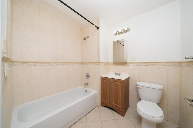 Building Photo - 528 47th St