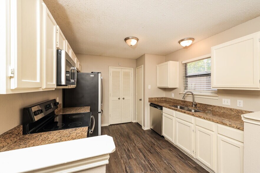 Building Photo - 2605 Hartford Ln
