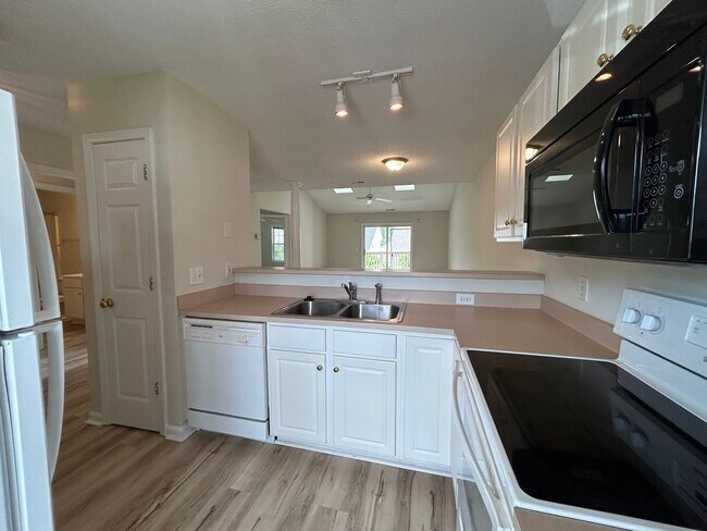 Building Photo - 2BR Condo in Holton Place – Pool, Porch, a...