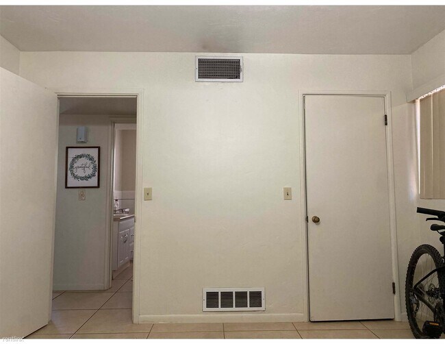 Building Photo - 1 br, 1 bath 4plex - 2919 East 10th Street