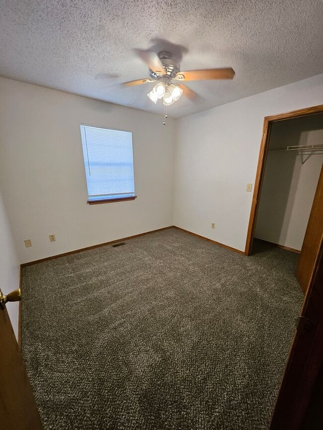 Building Photo - 3 Bedroom, 1 Bath House in Cute Neighborhood!