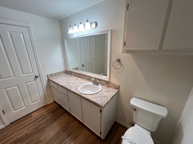 Building Photo - Two Bedroom Townhouse in South Salem with ...