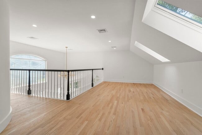 Building Photo - 576 Grove St