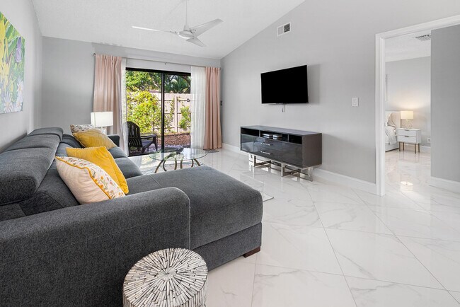 Building Photo - 3068 S Oakland Forest Dr