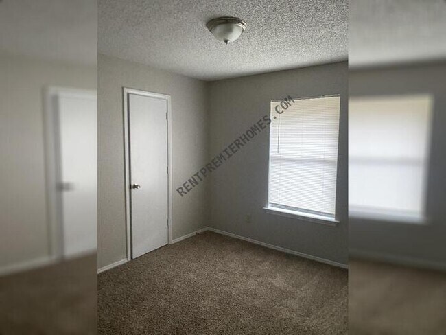 Building Photo - 104 Mesa Moor Dr