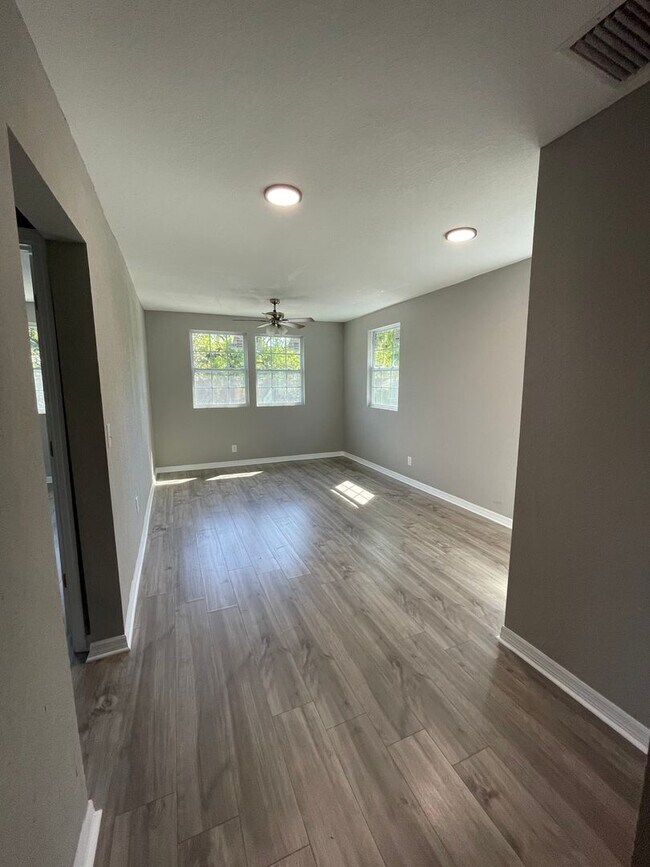 Building Photo - Charming Upstairs 2/1 - Available Now!