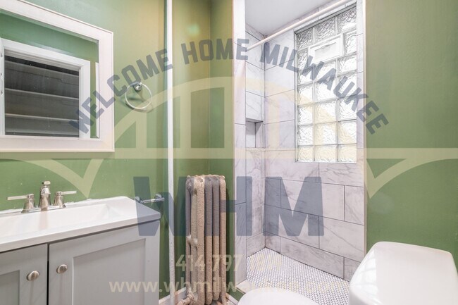 Building Photo - PRICE DROP! Welcome Home to this Charming ...