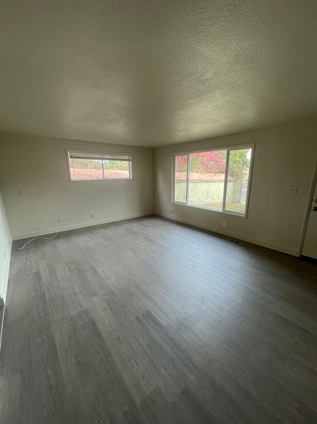 Building Photo - 2 Bedroom in Albany!