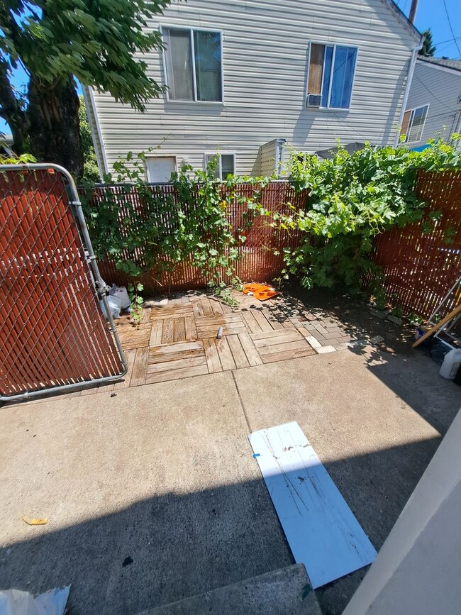 Building Photo - 2 bdrm duplex Woodstock - fenced patio in ...