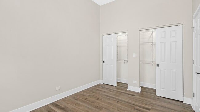 Building Photo - Spacious Rehabbed 1Bed+Office Unit in Uptown!