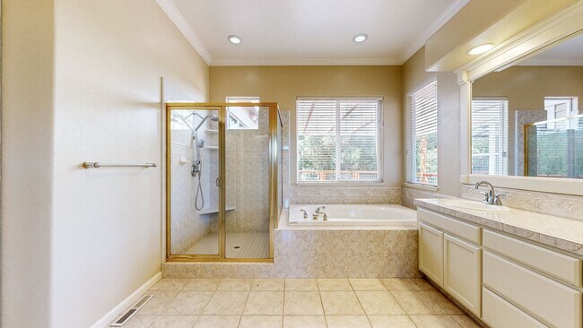 Building Photo - Gorgeous Home with private yards, large de...