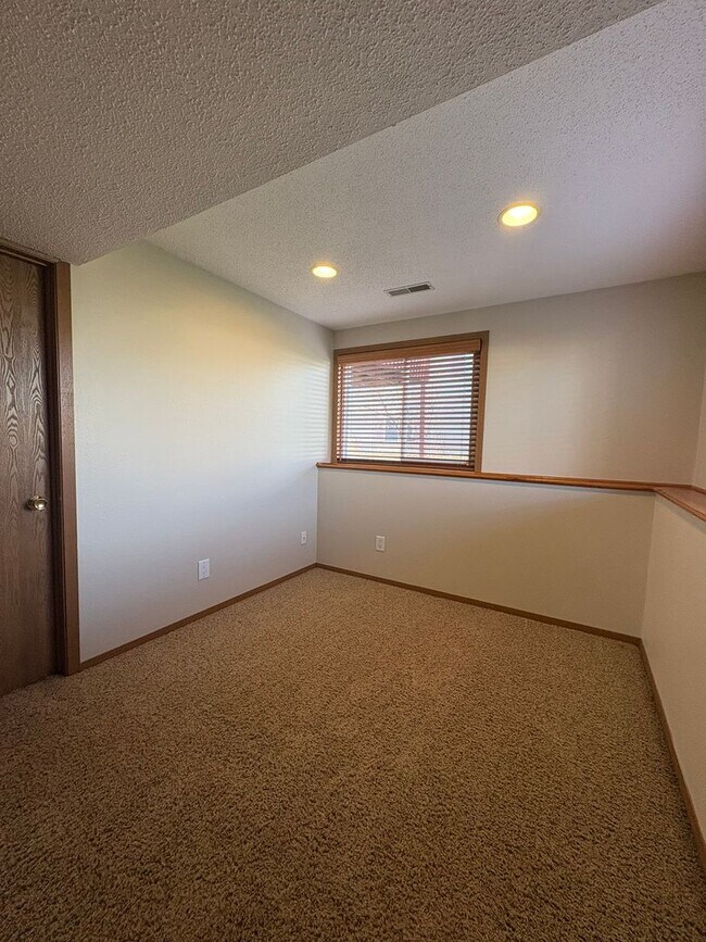 Building Photo - 3 BED | 2 BATH | SPLIT-FOYER HOME | RAPID VALLEY