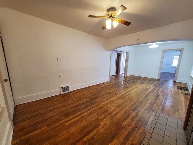 Building Photo - 4 bedroom 2 Bath Duplex for Rent. GREAT LO...