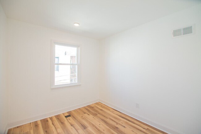 Building Photo - Renovated South Philadelphia Rowhome