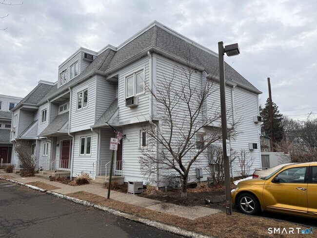 Building Photo - 678 Savin Ave