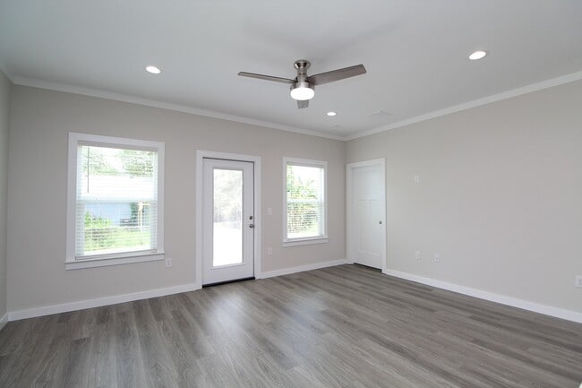 Building Photo - Spacious 3BR/2BA Home with Move-In Special...