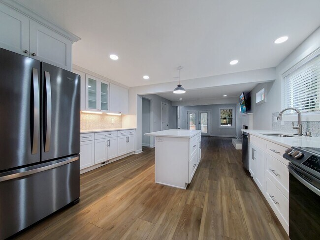 Building Photo - Minutes from Downtown Greenville in a Beautifully Remodeled Custom Home!