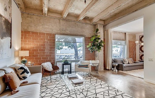 Building Photo - 1115 S Alamo St