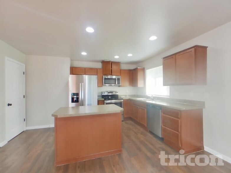 Building Photo - 1924 Kelowna Place Southest