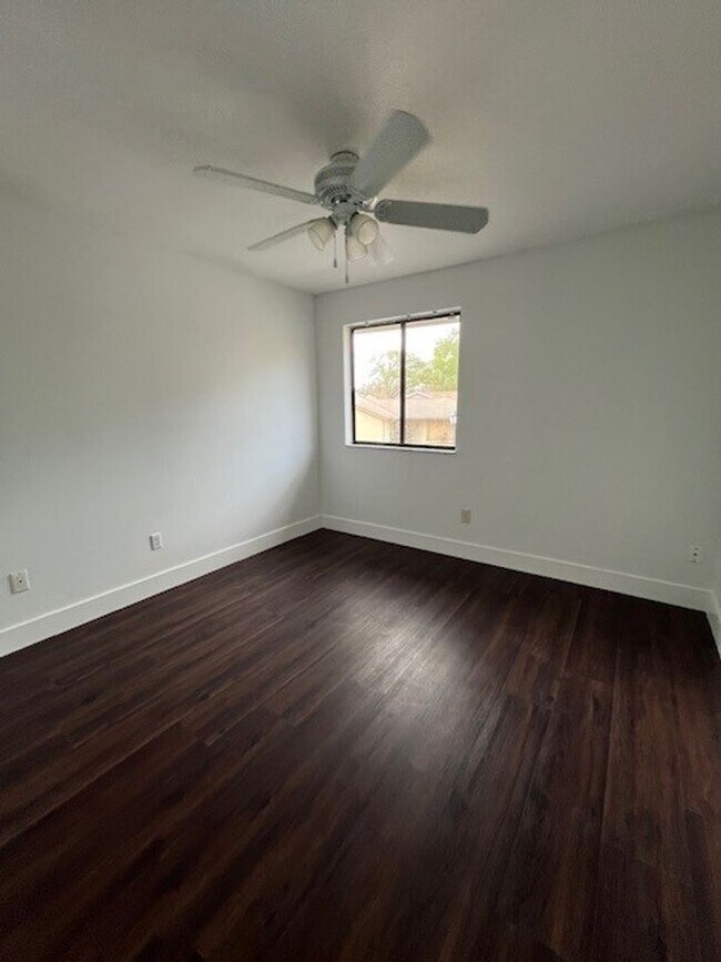 Building Photo - ***4 Bed 3.5 Bath in Tuscawilla!***