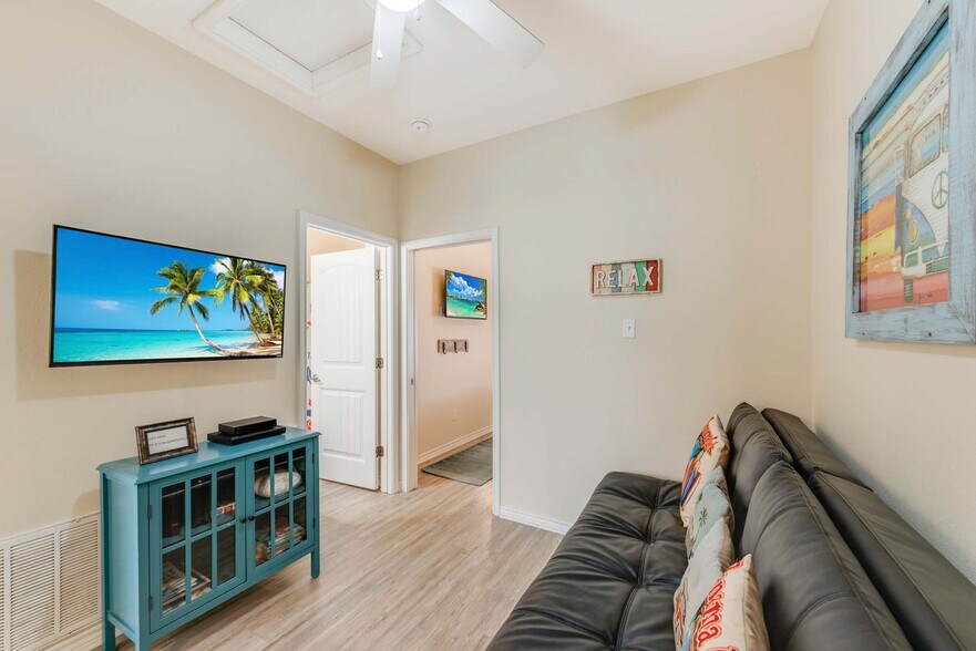 Building Photo - 15213 Beach Way Dr