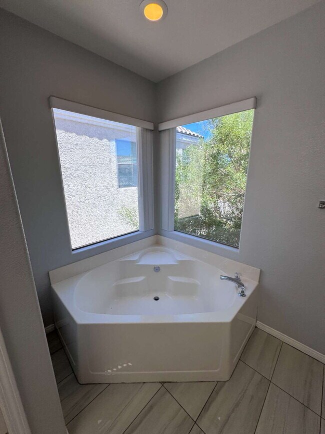 Building Photo - Centennial Hills 4-bedrooms with 2.5 bath