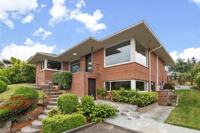 Building Photo - Gorgeous West Seattle Mid-Century Modern w...