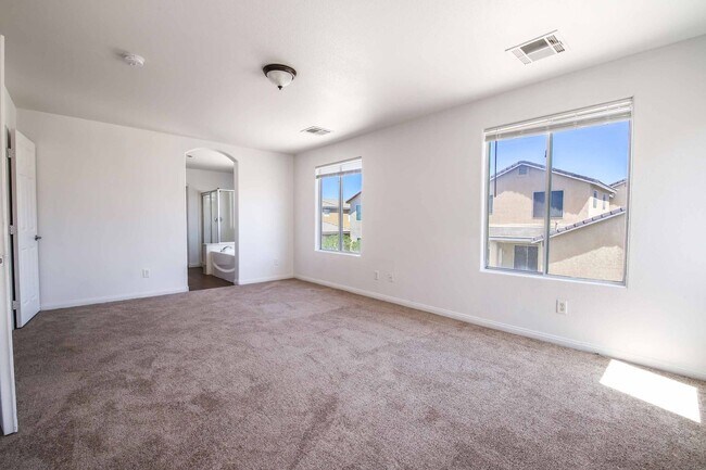 Building Photo - Cute 5 Bedroom Home with a 3 Car Garage!