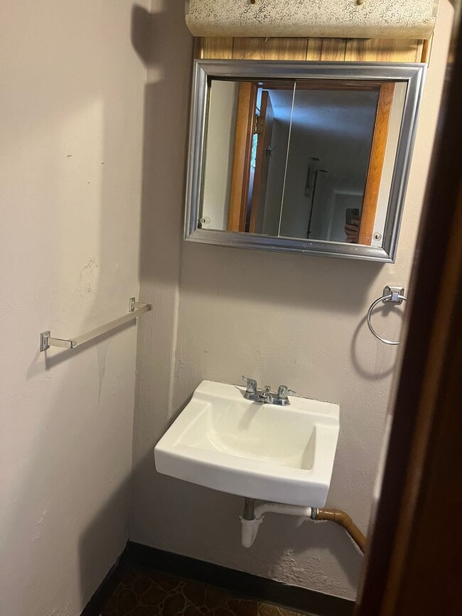 Building Photo - 2006 White St