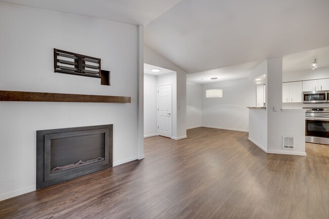 Building Photo - Bothell Top Floor Condo Available now!