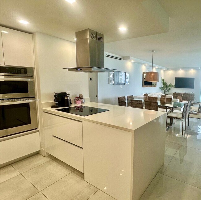 Building Photo - 100 Bayview Dr