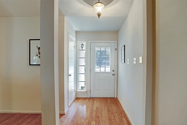 Building Photo - 12 Fairmeade Bend Dr
