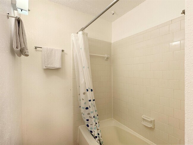 Building Photo - 10855 Meadowglen Ln