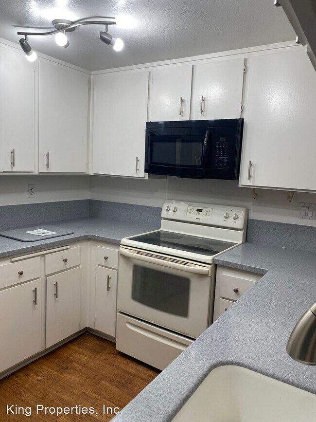 Building Photo - 3 br, 2.5 bath House - 3401 Bermuda Avenue...