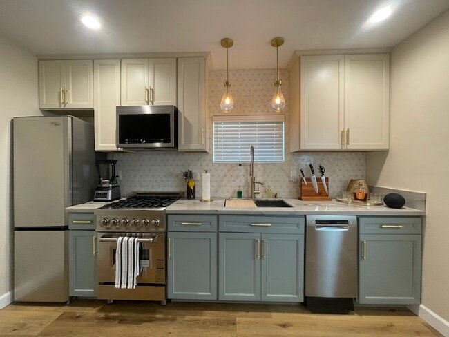 Building Photo - 1813 W Arbutus St