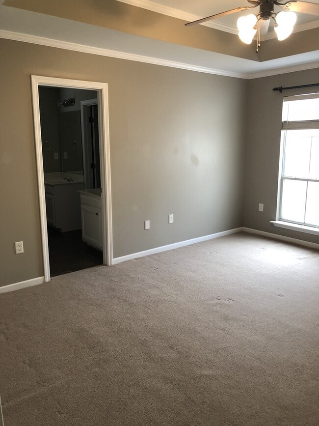 Building Photo - 3 br 2 ba house near park on Dead-end stre...