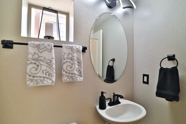 Building Photo - Coming Soon! Furnished 2 bed / 2.5 bath Gi...
