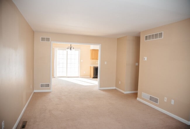 Building Photo - 465 Sunday Dr