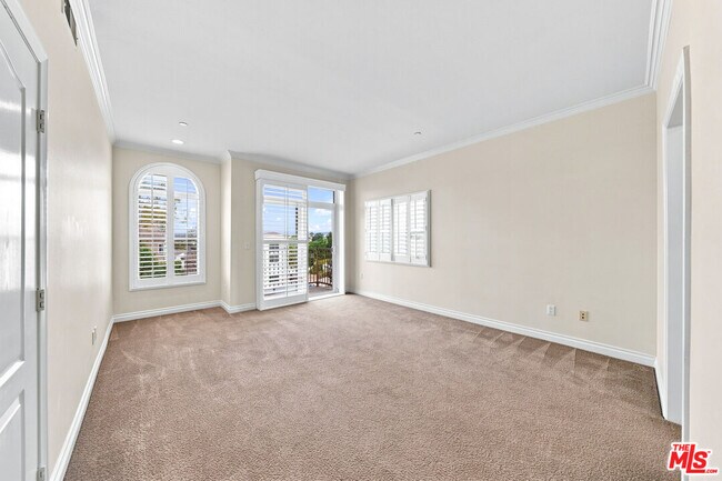 Building Photo - 956 S Wilton Pl