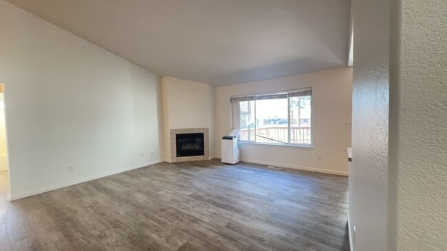 Building Photo - Charming 3 Bedroom / 2 Bathroom Home in NW Redmond