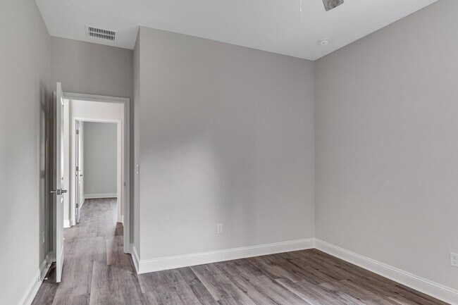 Building Photo - 5 Eastvue Pl