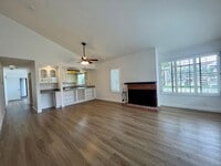 Building Photo - Large 2 bedroom condo in well desired La Jolla area