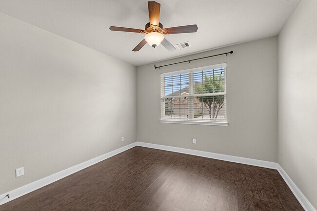 Building Photo - 2034 Que Manor Dr
