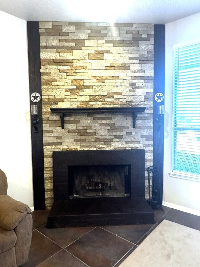 Building Photo - 772 Riverside Dr