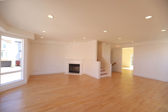 Building Photo - Bayview: Modern Townhome 4 bedroom 2 1/2 B...