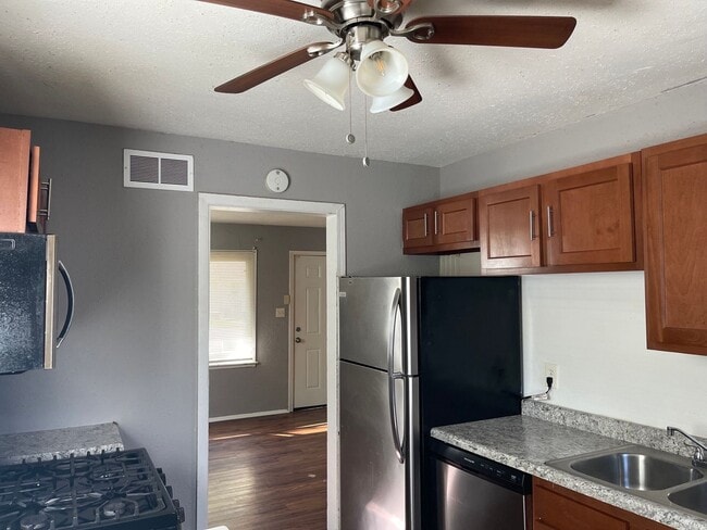 Building Photo - 908 Gregory Dr