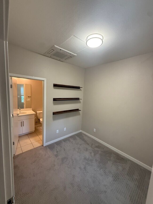 Building Photo - 2 bed | 2.5 bath | 1014 SF | 1 Car Garage | Tri-level condominium| Owner pays WS&G!