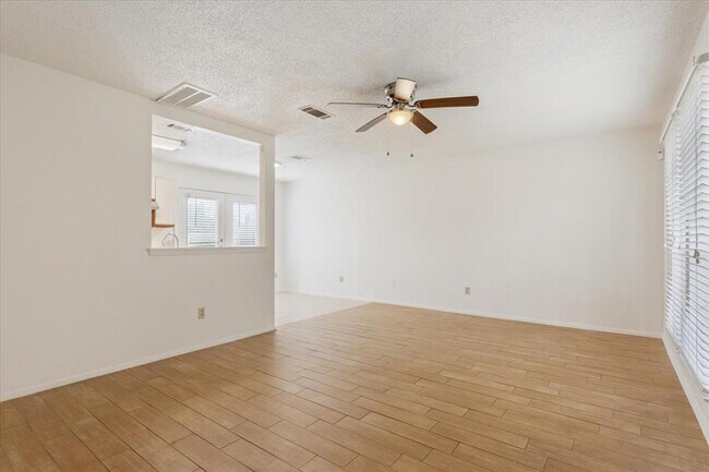 Building Photo - 1015 E Yager Ln