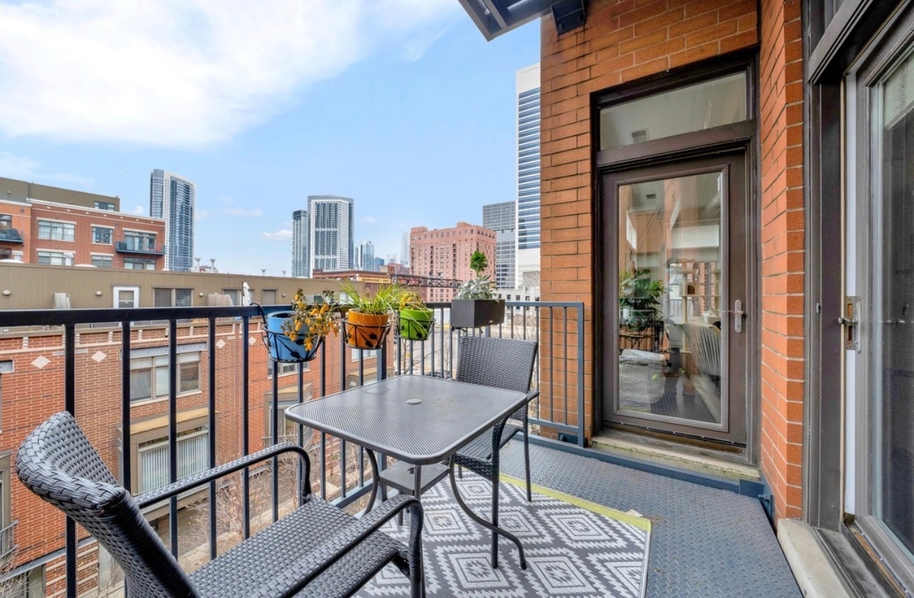 Building Photo - 550 W Fulton St